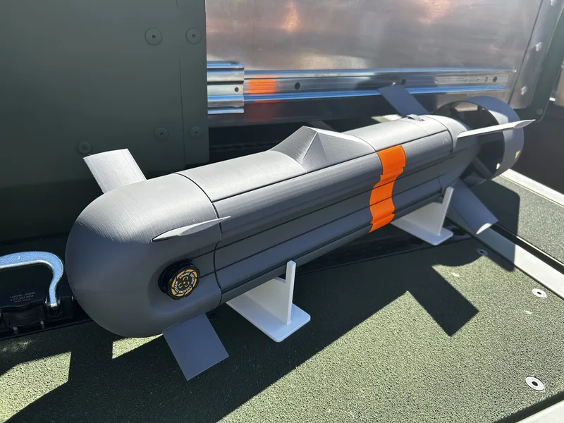 Im 3D-Druck gefertigtes Modell eines unbemannten Unterwasserfahrzeugs mit Mantelpropeller auf der Ladefläche eines Militärfahrzeugs