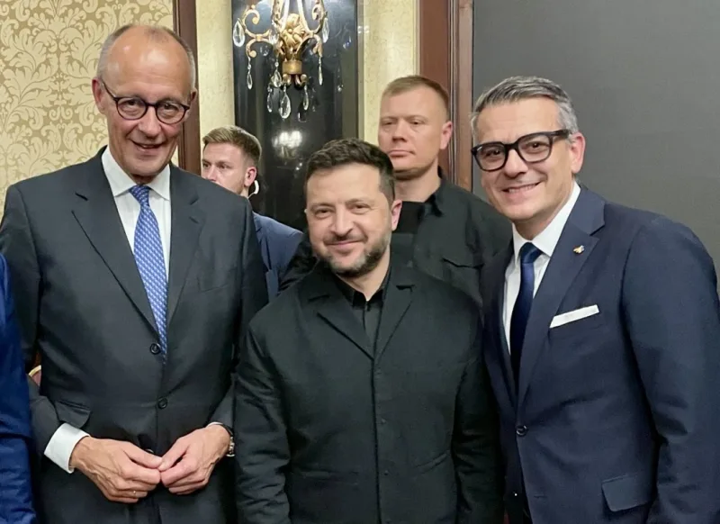 HENSOLDT: Wolodymyr Selenskyj, Friedrich Merz und Hensoldt-Chef Oliver Dörre bei einem verteidigungspolitischen Gespräch