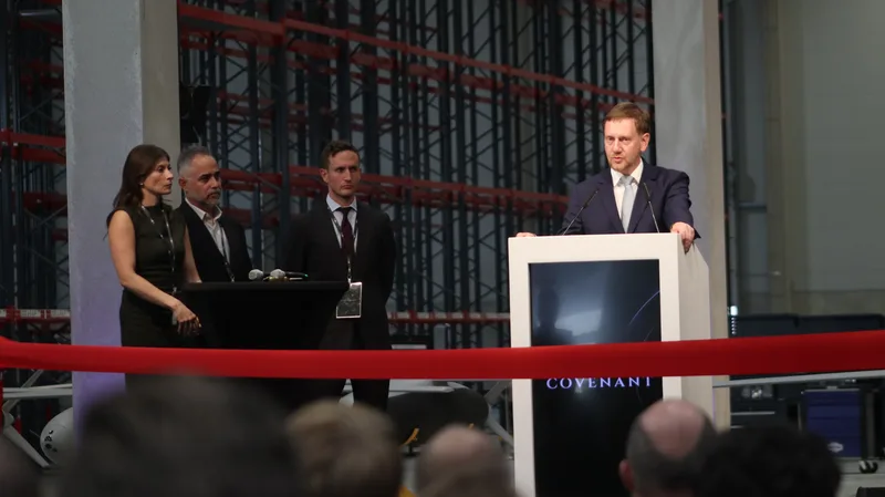 Sachsens Ministerpräsident Michael Kretschmerbei der Produktionseröffnung von Covenant in Leipzig. Im Hintergrund (v.l.n.r.):  President und Chief Growth Officer (CGO) Abby Denburg, Mitgründer und CTO Ofir Dayan sowie CEO und Mitgründer Michael Kaufman