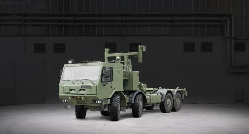 Militärischer Lastkraftwagen Tatra Force 8x8 mit Hakenladeanlage in einer Industriehalle