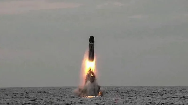 Teststart einer seegestützten ballistischen Rakete des Typs M51.3 aus getauchter Position durch das französische strategische Atom-U-Boot „Le Vigilant“.