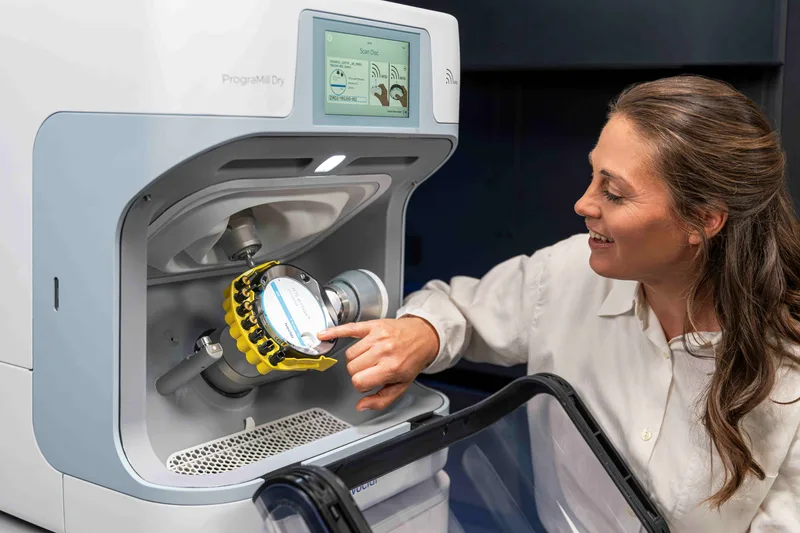 Abb. 2: Die extra grosse Frontklappe für optimale Sicht und einfachen Zugang zur Fräskammer der PrograMill® Dry. Foto: Ivoclar