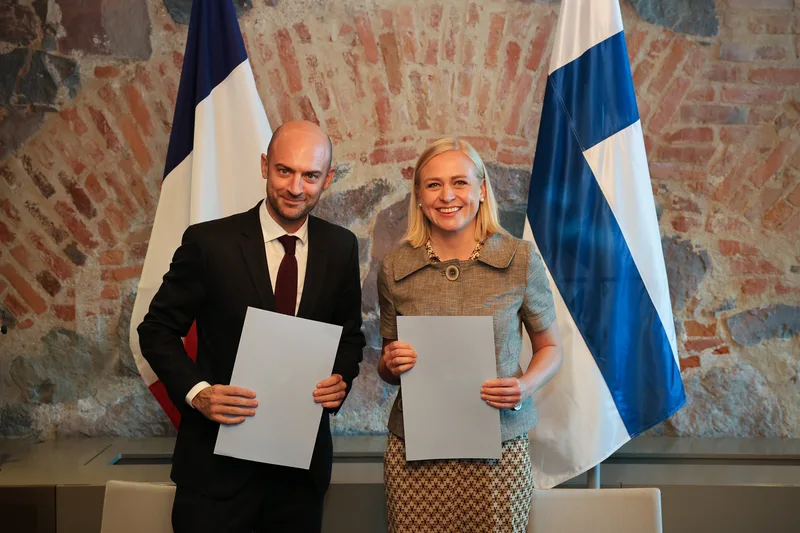 The French and Finnish governments, represented by French Minister for Europe and Foreign Affairs Jean-Noël Barrot (left) and Finnish Foreign Minister Elina Valtonen (right), signed a strategic security agreement in September 2026 that included support for the French Forward Deterrence initiative.
