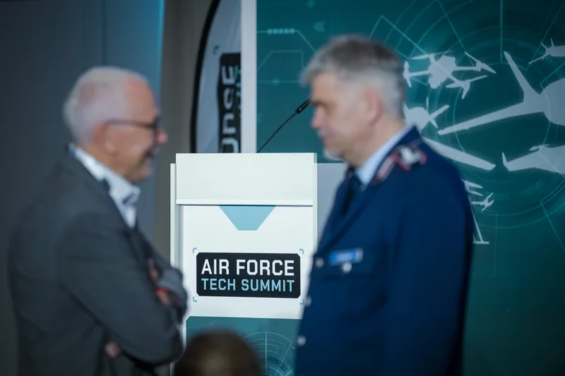 Heute in Berlin gestartet: Das Air Force Tech Summit 2026 (AFTS).Zwei Airbus H225M Hubschrauber fliegen in Formation über hügeligem Gelände, die vordere Maschine mit Sensorsystem unter dem Bug