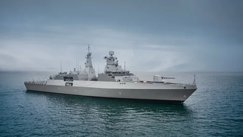 Zwei Airbus H225M Hubschrauber fliegen in Formation über hügeligem Gelände, die vordere Maschine mit Sensorsystem unter dem Bug