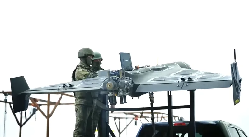 Zwei russische Soldaten programmieren eine Kamikaze-Drohne des Typs Geran-2 für den Start.
