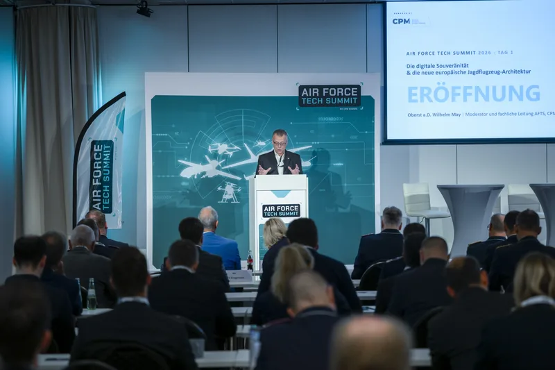 Oberst a. D. Wilhelm May spricht am Rednerpult bei der Eröffnung des Air Force Tech Summit vor Fachpublikum
