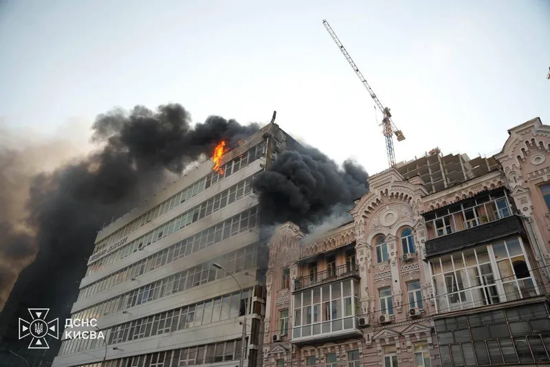 Ein medizinisches Zentrum und ein Wohngebäude in Kyjiw wurden am 28. September 2026 von einer russischen Einweg-Angriffsdrohne getroffen. (Staatlicher Katastrophenschutzdienst der Ukraine)