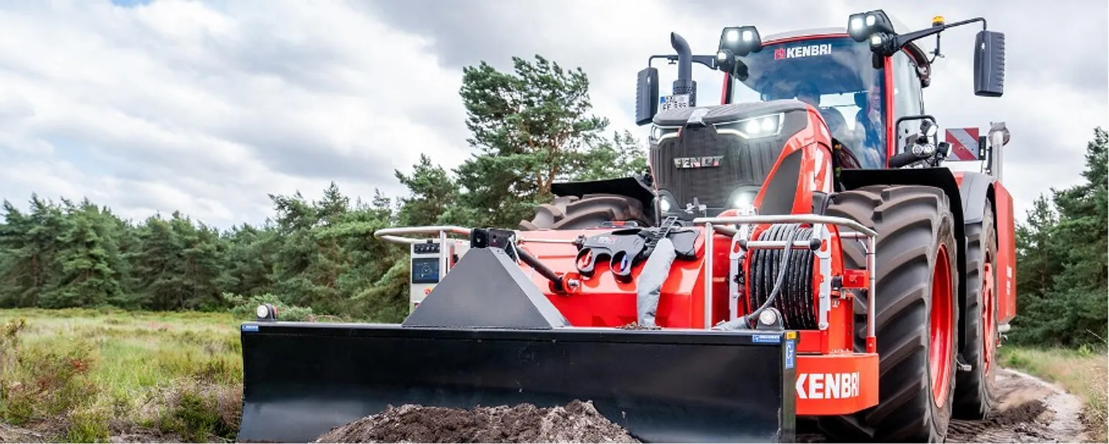 Roter Fendt-Traktor mit Kenbri-Löschanlage und Erdschieber bei Bodenarbeiten im Gelände zur Anlage von Brandschneisen