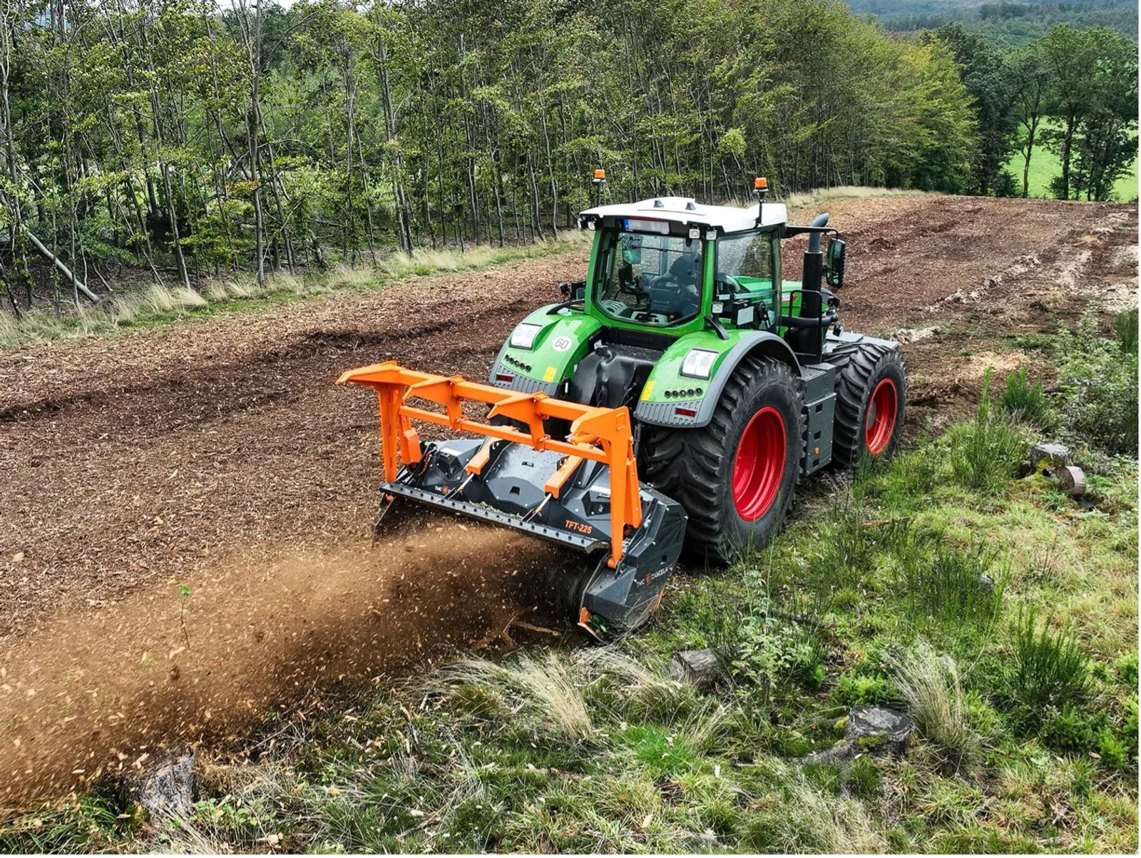 Fendt-Traktor mit TMC Cancela TFT-225 Forstmulcher beim Anlegen einer Brandschutzschneise am Waldrand