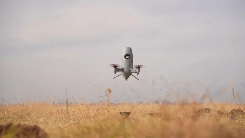 Unbemanntes Flugsystem Aselsan Gökalp im senkrechten Schwebeflug über einer Grasfläche