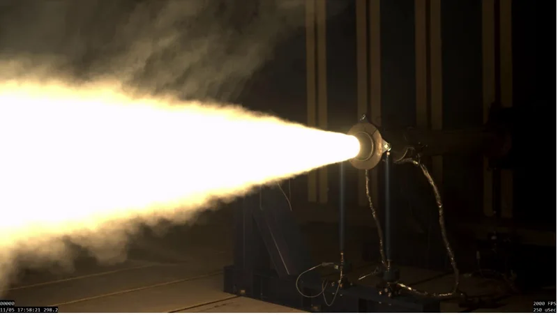 Statischer Brenntest eines horizontal montierten Feststoffraketenmotors von X-Bow Systems mit sichtbarem Abgasstrahl