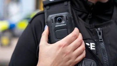 Bodycam: Einsatzkraft bedient eine an der Schutzweste befestigte Motorola Solutions V500 Körperkamera