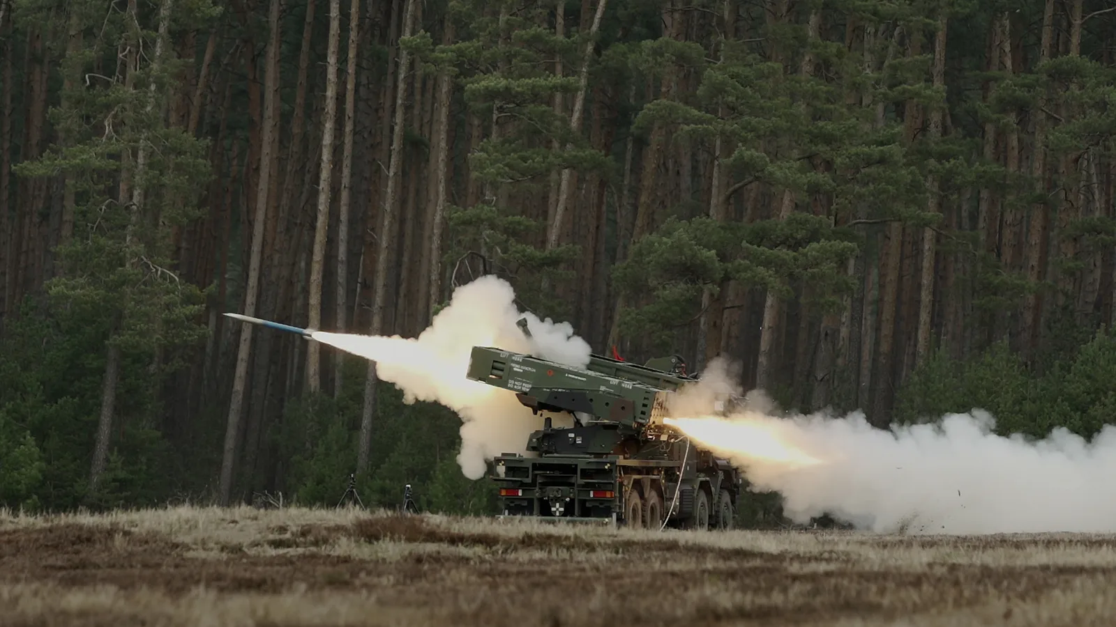 Mehrfachraketenwerfer PULS feuert auf dem Truppenübungsplatz Altengrabow eine 122-mm-Rakete mit sichtbarem Triebwerksstrahl ab