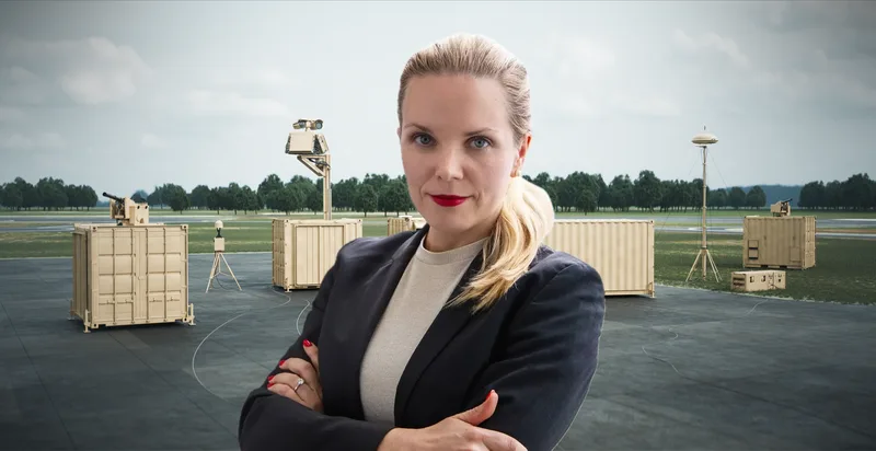 Daniela Hildenbrand, Vice President Business Coordination Multi-Domain Solutions bei HENSOLDT. Im Hintergrund: ASUL, ein einsatzbewährtes Drohnenabwehrsystem bei der Bundeswehr.