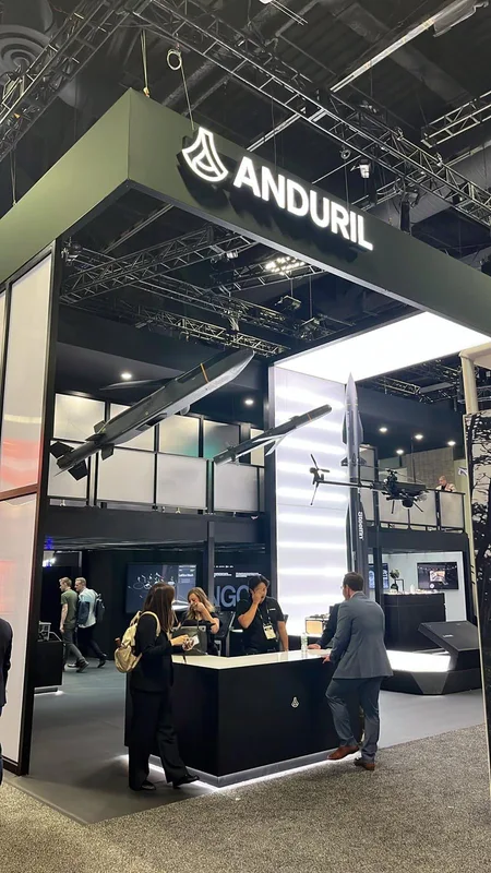 Messestand von Anduril auf einer Fachmesse mit verschiedenen unbemannten Drohnensystemen der Altius-Familie und VTOL-Modellen