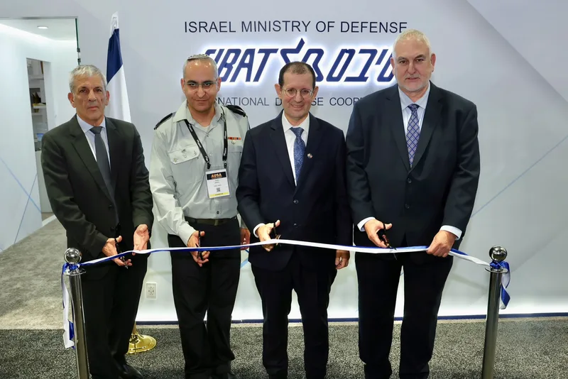 Vertreter des israelischen Verteidigungsministeriums und der SIBAT schneiden das Band zur Eröffnung ihres Messestands auf der AUSA