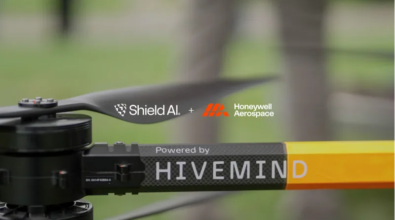 Nahaufnahme eines Drohnenrotors und Auslegers mit Hivemind-Schriftzug in einer Kooperation von Shield AI und Honeywell Aerospace