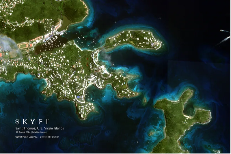 Satellitenaufnahme von Planet Labs und SkyFi zeigt die Küste, Hafenanlagen und Riffzonen der Insel Saint Thomas