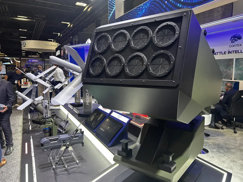 UVision-Messestand mit achtzelliger Mehrfachstartanlage und verschiedenen Hero-Loitering-Munition-Flugkörpern sowie Bediensystemen