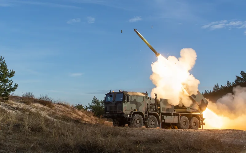 Hintergrundbericht: Warum Hanwha in die Zukunft der deutschen Verteidigungsindustrie investiert: Ein polnisches Mehrfachraketenwerfersystem Homar-K (K239 Chunmoo) auf einem vierachsigen Jelcz-Lkw feuert während einer Gefechtsübung eine Rakete ab.