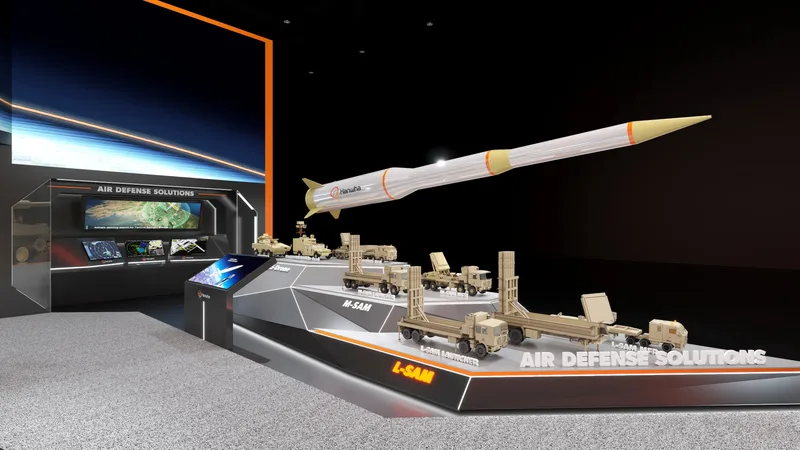 Messestand von Hanwha mit Modellen von L-SAM- und M-SAM-Flugabwehrsystemen sowie einem weitreichenden Abfangflugkörper auf einer Messe
