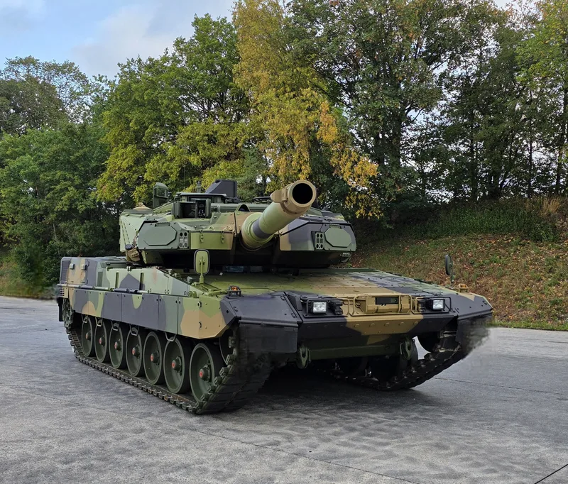 Kampfpanzer Leopard 2A8 NOR von KNDS mit Tarnanstrich und aktivem Schutzsystem Trophy auf einem befestigten Freigelände