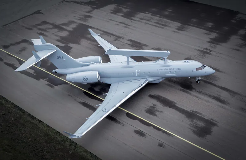 Frühwarnflugzeug Saab GlobalEye der schwedischen Luftstreitkräfte mit Erieye-Radarantenne auf dem Rumpfrücken auf einem Rollfeld