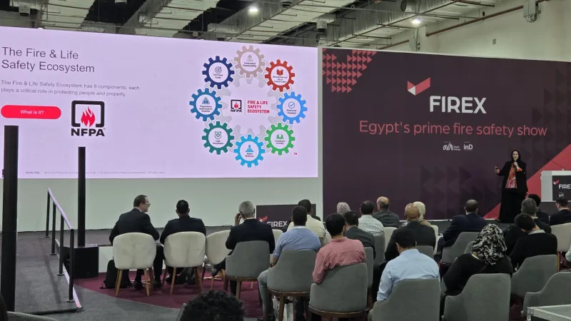Referentin hält auf der Fachmesse FIREX Egypt einen Vortrag vor Fachpublikum mit einer NFPA-Präsentation auf der Großleinwand