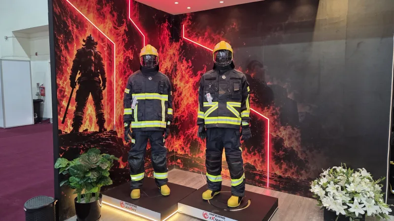 FIREX Egypt 2026: Ägyptens Brandschutzmarkt im Aufbruch: Zwei Schaufensterpuppen in Inferno Advance und Inferno Extreme Feuerwehrschutzausrüstung vor einer Feuergrafik auf einem Messestand