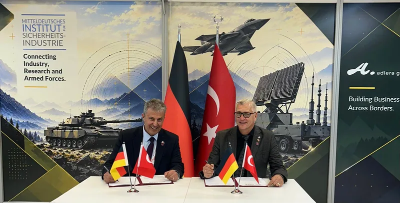 Firepower: Vertreter aus Politik, Militär und Industrie – darunter die spanische Staatssekretärin für Verteidigung, Amparo Valcarce – bei der Werkserweiterung von Rheinmetall Expal Munitions am Standort Albacete.