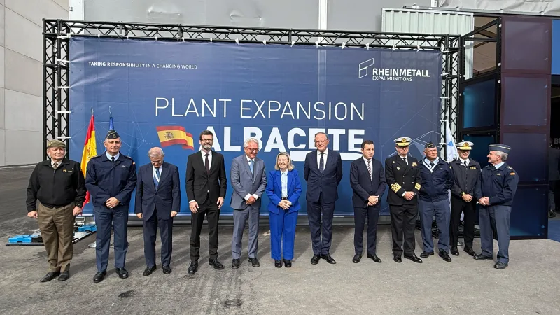 Firepower: Vertreter aus Politik, Militär und Industrie – darunter die spanische Staatssekretärin für Verteidigung, Amparo Valcarce – bei der Werkserweiterung von Rheinmetall Expal Munitions am Standort Albacete.