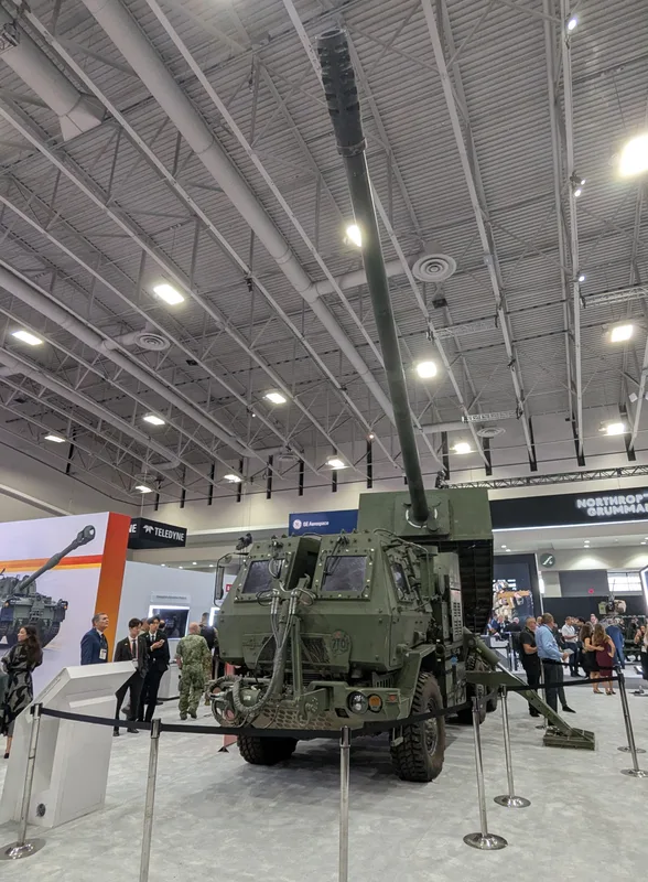 BAE Systems stellte auf der AUSA 2026 sein Multi-Domain Artillery Cannon System (MDACS) vor.