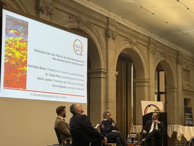 THW-Präsidentin Sabine Lackner spricht bei einer Podiumsdiskussion zum Bevölkerungsschutz auf dem DFV-Bundesfachkongress in Berlin