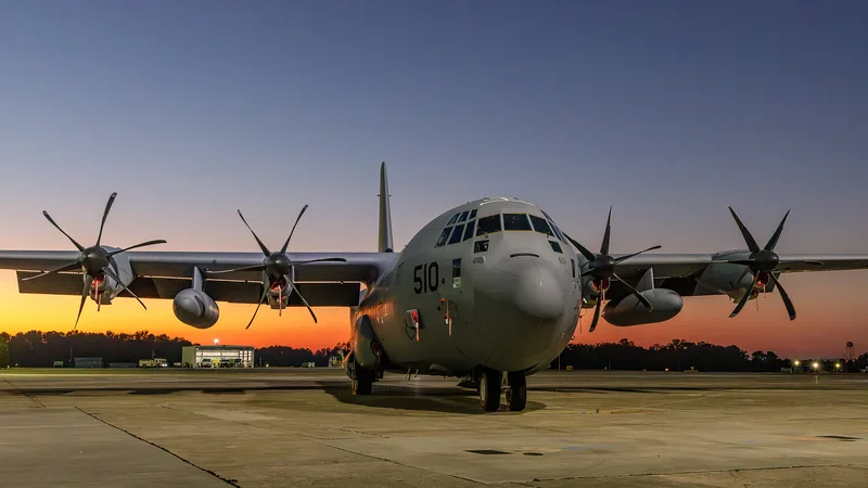 Lockheed Martin hat ein Flugzeug vom Typ C-130J-30 „Super Hercules“ an die US-Navy ausgeliefert, um dort als TACAMO-Plattform E-130J Phoenix II zu dienen.