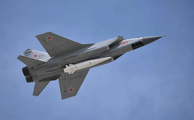 Russisches Kampfflugzeug MiG-31K der Luftstreitkräfte mit einer luftgestützten Rakete vom Typ Ch-47M2 Kinschal im Flug