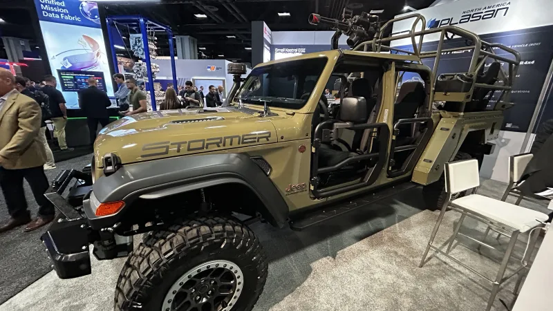 Militärfahrzeug Stormer auf Basis des Jeep Gladiator mit Waffenstation am Messestand von Plasan North America