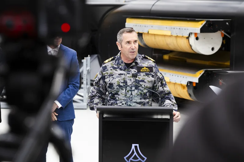 Der Chef der Marine, Vizeadmiral Matthew Buckley bei Anduril, im Hintergrund erkennbar die vom Ghost Shark auszubringenden Seeminen..