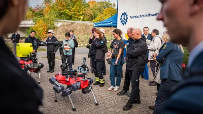 Vierbeiniger Laufroboter ANYmal von ANYbotics mit Manipulatorarm bei einer Vorführung vor THW-Einsatzkräften auf einem Übungsgelände