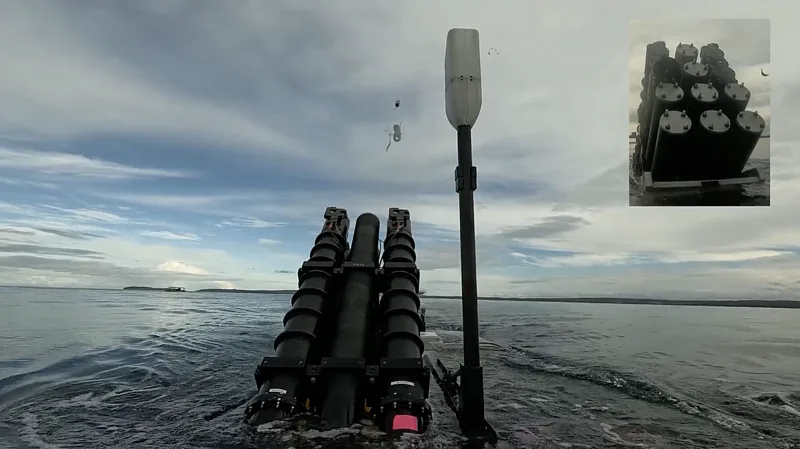 Das unbemannte Unterwasserfahrzeug Ghost Shark fährt einen 12er-Launcher aus und startet bei einem Test auf See Drohnen vom Typ Altius.