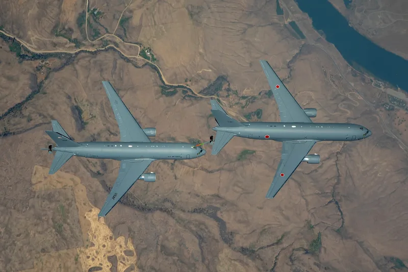 Der erste Betankungsflug eines japanischen KC-46A Pegasus-Tankflugzeugs, bei dem eine KC-46 der US-Luftwaffe als Empfängermaschine diente. Japan war der erste Exportkunde weltweit für das KC-46-Programm und erhielt sein erstes Flugzeug im Oktober 2021. (USAF)