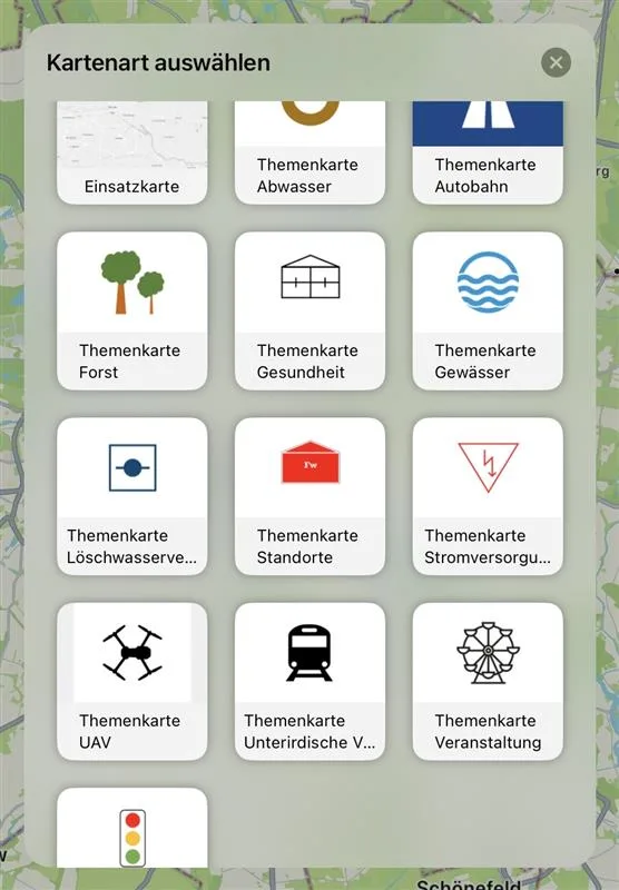 Bildschirmansicht einer geobasierten Einsatzsoftware mit Auswahlmenü für Kartenebenen wie Infrastruktur, Löschwasser und Drohnen