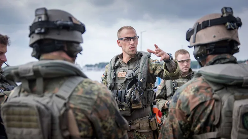 Entscheidungsfähigkeit und Selbstregulation unter Druck: Der militärische Führer bei einer Lagebesprechung.: Soldaten des Seebataillons der Deutschen Marine bei einer Lagebesprechung während eines maritimen Einsatztrainings in Gefechtsausrüstung