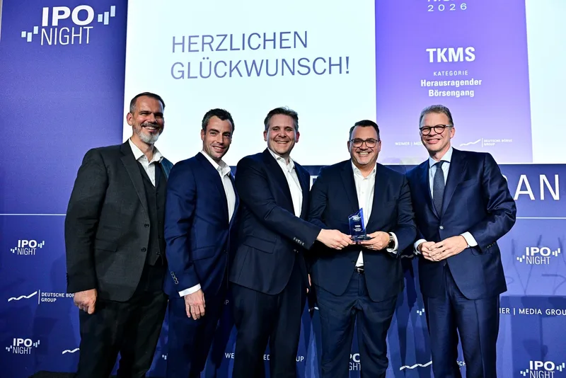 Vertreter von Thyssenkrupp Marine Systems nehmen bei der IPO Night der Deutschen Börse Group eine gläserne Auszeichnung entgegen