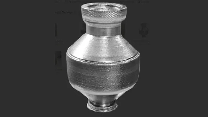 Rotationssymmetrisches Metallbauteil aus der additiven Fertigung von GEFERTEC mit sichtbaren Schweißraupen vor dunklem Hintergrund