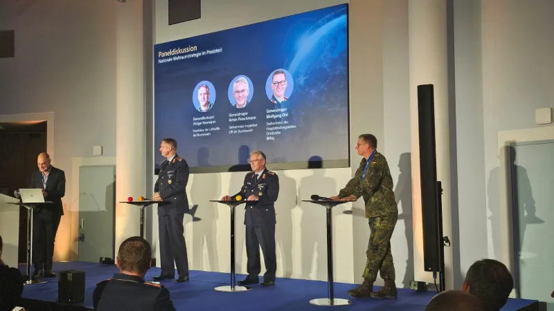 Podiumsdiskussion zur Nationalen Weltraumstrategie auf dem 3. Weltraumsymposium der IABG. Das Podium (v. l. n. r.): Generalleutnant Holger Neumann (Inspekteur der Luftwaffe), Generalmajor Armin Fleischmann (Stellv. Inspekteur des CIR) und Generalmajor Wolfgang Ohl (Stellv. Hauptabteilungsleiter der Streitkräfte, BMVg).