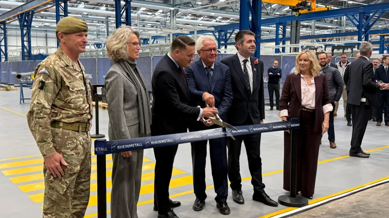 Eröffnung der UK Gun Hall durch Armin Papperger (Rheinmetall-Vorstandsvorsitzender) und Wes Streeting (brit. Verteidigungsminister).