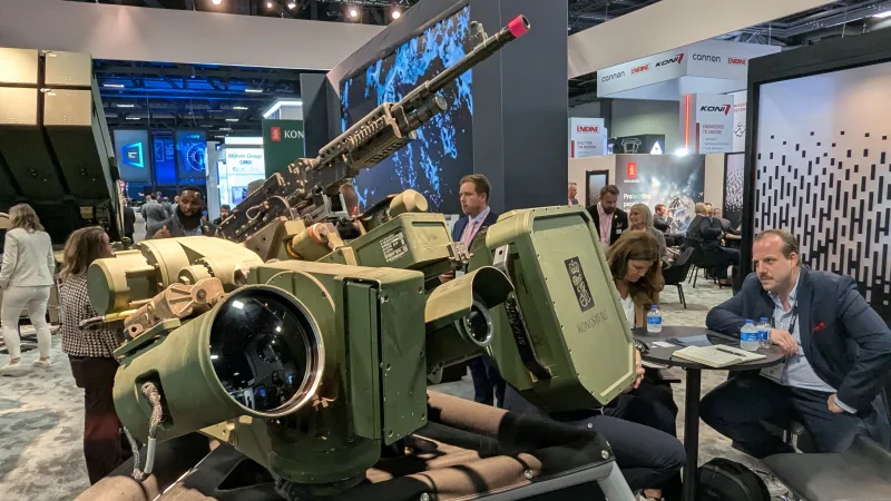 Eine ferngesteuerte Waffenstation vom Typ „Kongsberg Protector RS4“, die zur Abwehr von Drohnen aufgerüstet wurde.