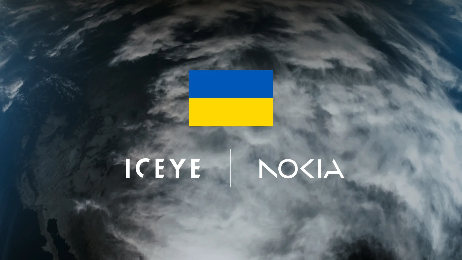 Grafik mit Ukraine-Flagge, ICEYE- und Nokia-Logos vor einer Satellitenaufnahme der Erde mit Wolkendecke