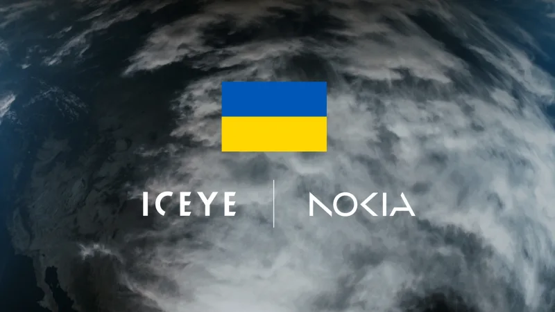 Grafik zeigt die Nationalflagge der Ukraine sowie die Firmenlogos des Satellitenbetreibers ICEYE und des Technologiekonzerns Nokia.
